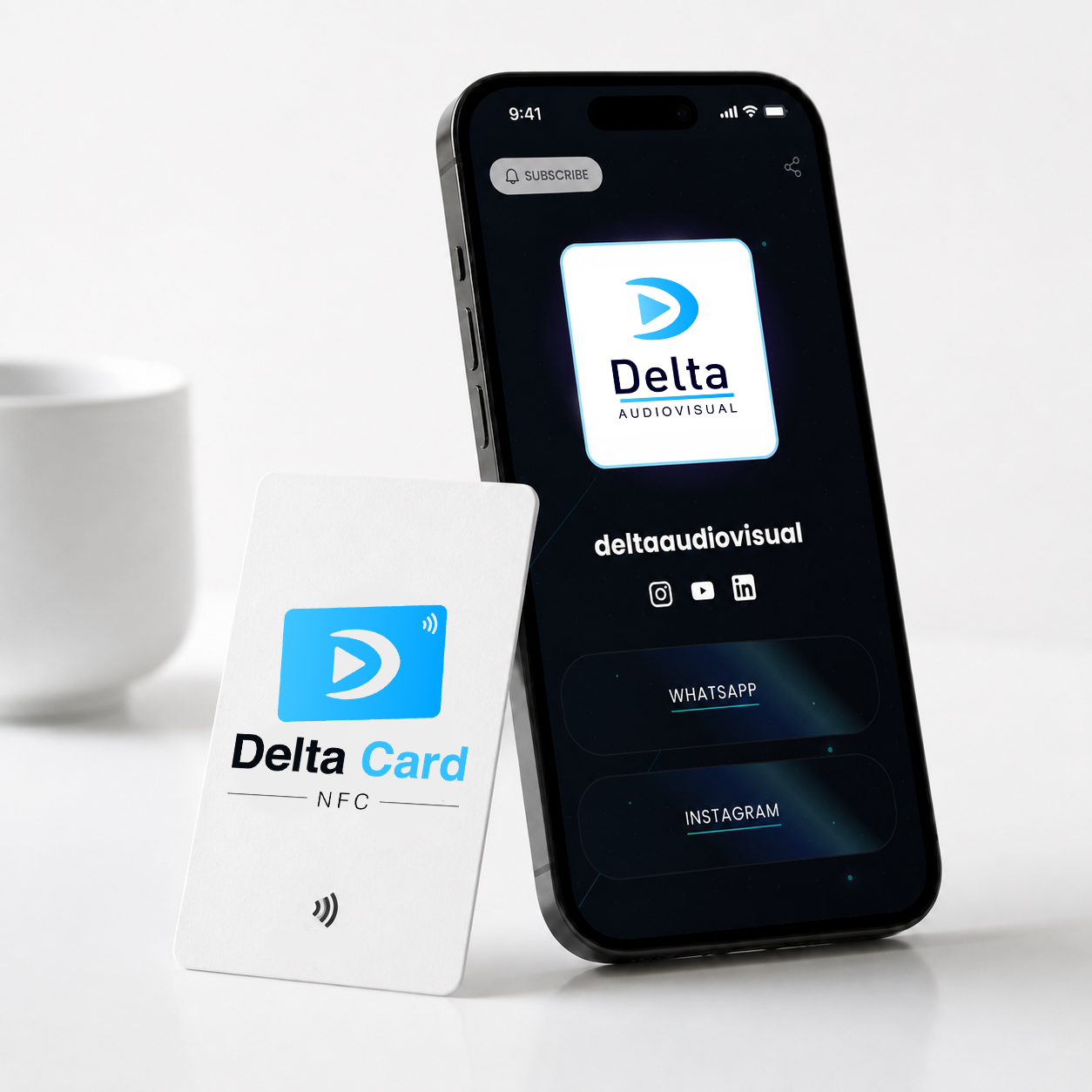 Tarjeta de presentación NFC blanca Delta Card Multi junto a un teléfono mostrando una página de enlaces