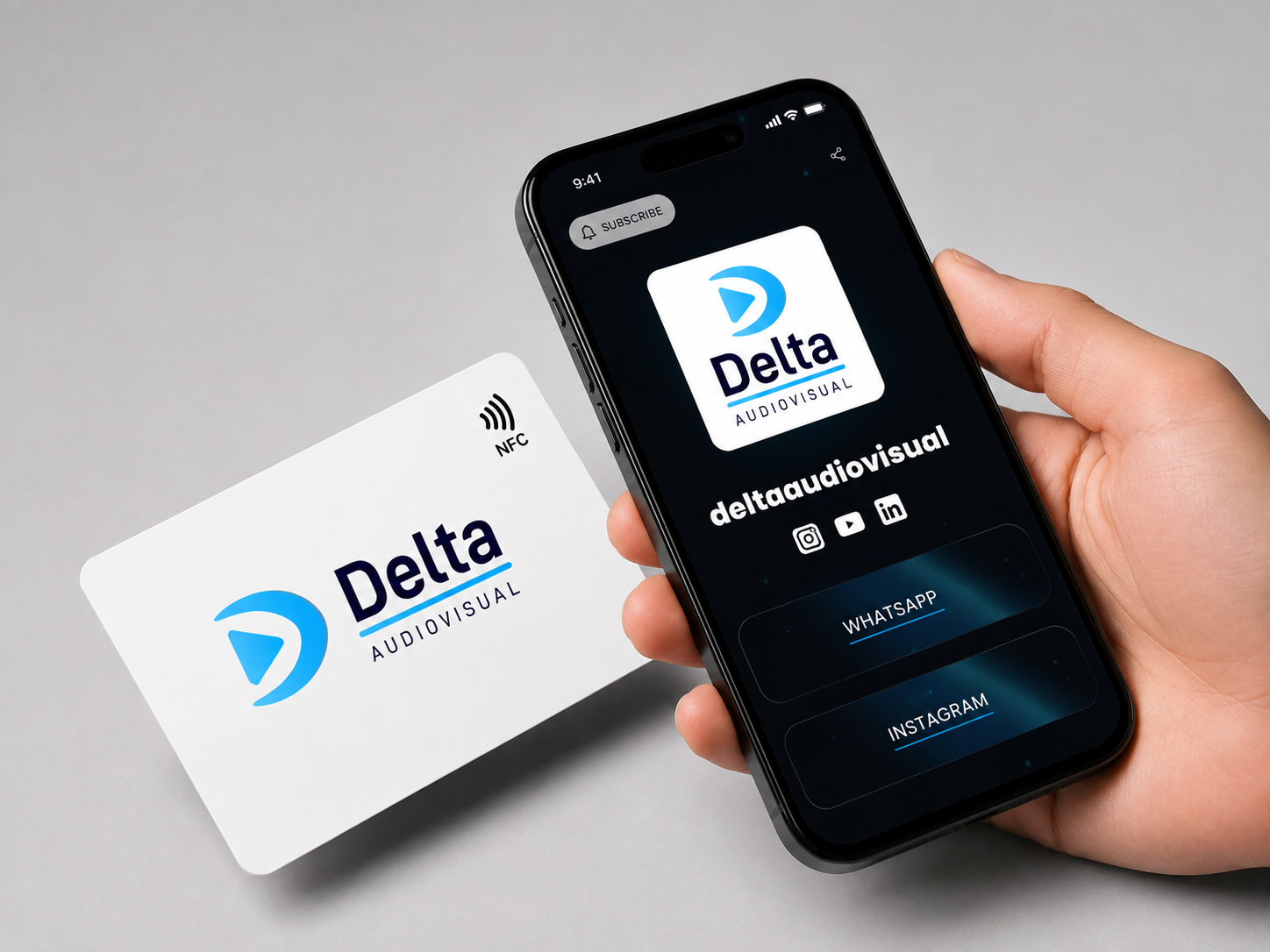 Tarjeta de presentación NFC azul oscuro Delta Card Pay siendo acercada a un teléfono con una pantalla de pago